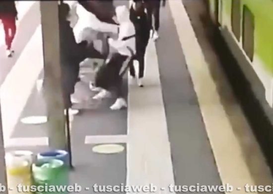Seregno - Spingono un ragazzino di 15 anni contro al treno, due minorenni fermati