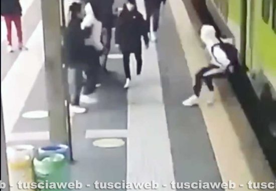 Seregno - Spingono un ragazzino di 15 anni contro al treno, due minorenni fermati
