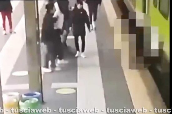 Seregno - Spingono un ragazzino di 15 anni contro al treno, due minorenni fermati