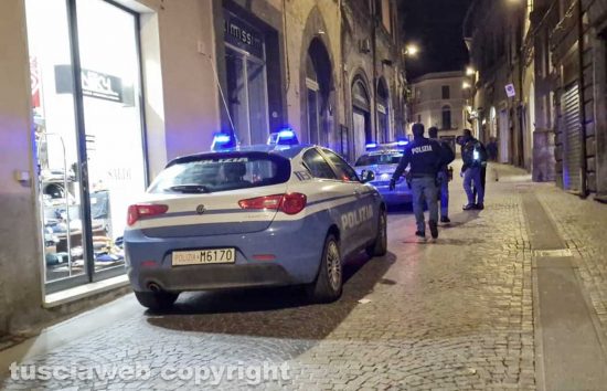 Operazione della polizia volante - Due giovani bloccati per droga in pieno centro