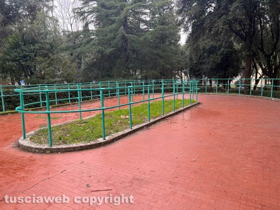 Viterbo - Ragazzina si taglia le vene a pratogiardino Lucio Battisti
