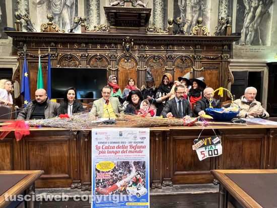 Viterbo - La conferenza stampa di presentazione della calza della Befana più lunga del mondo