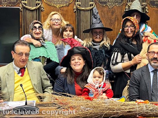 Viterbo - La conferenza stampa di presentazione della calza della Befana più lunga del mondo