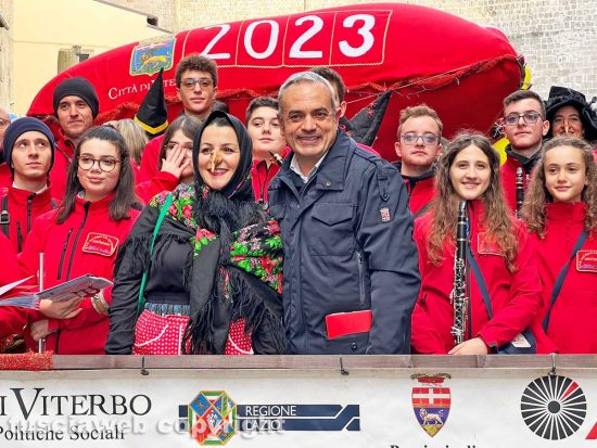 Viterbo - La calza della befana più lunga del mondo - La sindaca Chiara Frontini