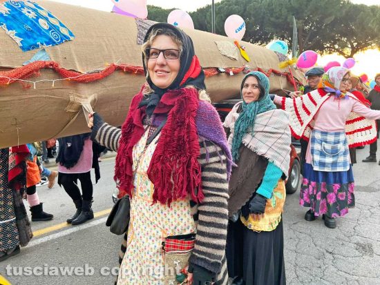 Viterbo - La calza della befana più lunga del mondo