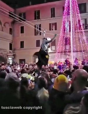 Civita Castellana - La Befana 115 vola su piazza Matteotti