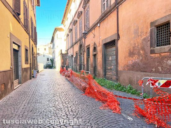 Viterbo - Il palazzo transennato da maggio 2022 in via cardinal La Fontaine