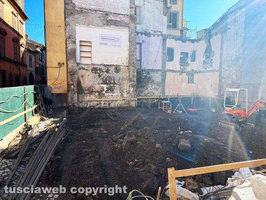 Viterbo - Il palazzo demolito in via cardinal La Fontaine