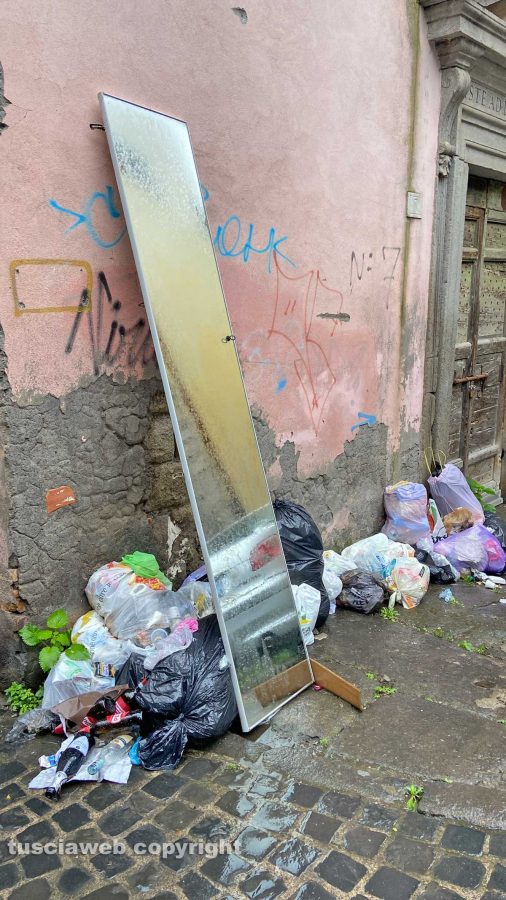 Viterbo - Immondizia in via Faul