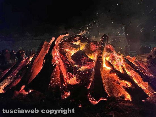 Nepi - Il focarone in occasione dei festeggiamenti di Sant’Antonio Abate