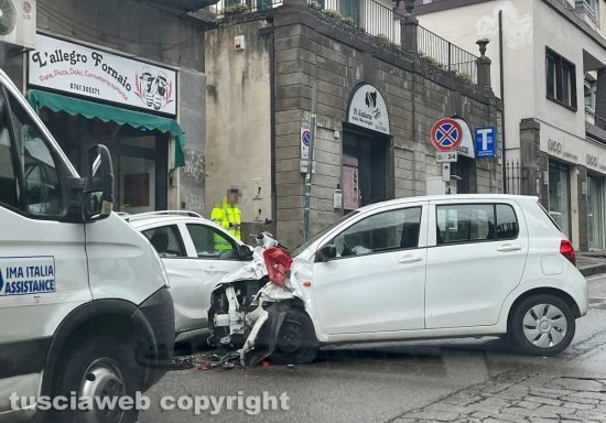 Viterbo - Via della Palazzina - Scontro tra due auto