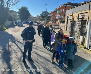 Viterbo - La polizia locale scorta gli alunni della primaria di Villanova
