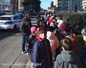 Viterbo - La polizia locale scorta gli alunni della primaria di Villanova