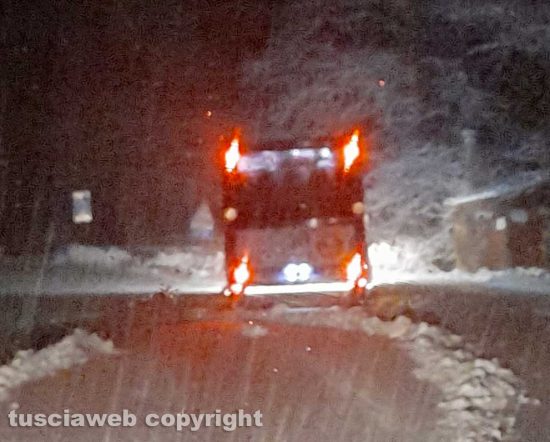 Nevica sulla Cimina - Auto bloccata
