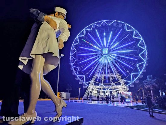 Civitavecchia - La Statua del Bacio e la ruota panoramica