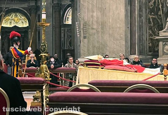 Città del Vaticano - La salma di Benedetto XVI esposta a San Pietro
