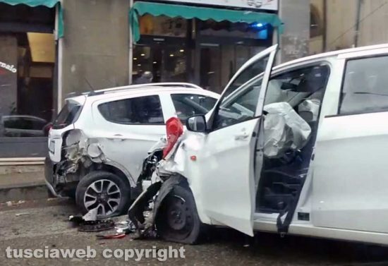Viterbo - Via della Palazzina - Scontro tra due auto