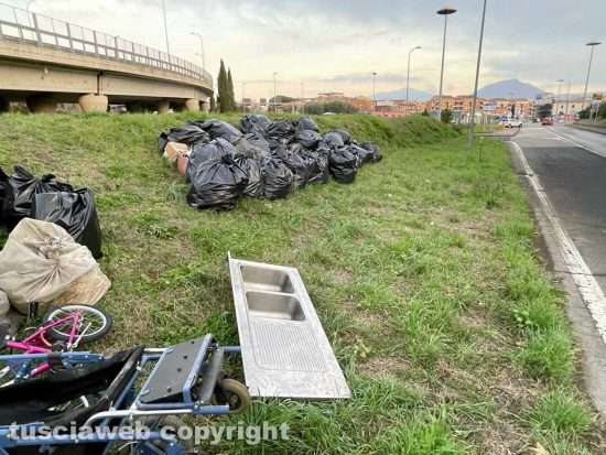 Viterbo - Sacchi di immondizia sulla Tuscanese all'entrata della città