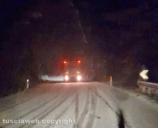 Nevica sulla Cimina - Camion in panne