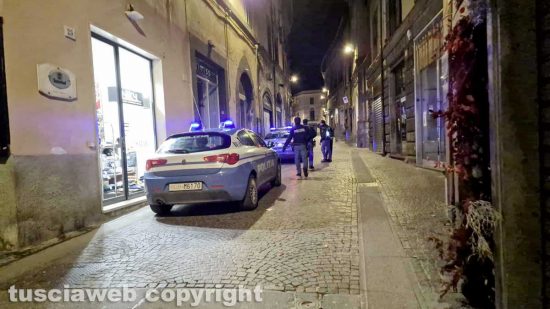 Operazione della polizia volante - Due giovani bloccati per droga in pieno centro