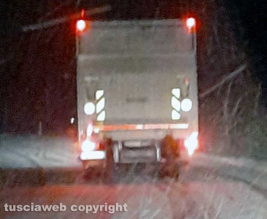 Nevica sulla Cimina - Camion in panne