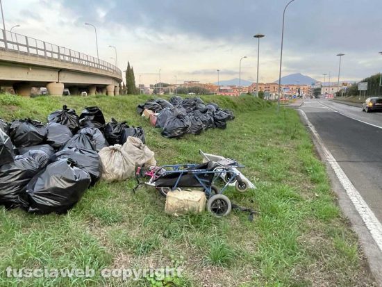 Viterbo - Sacchi di immondizia sulla Tuscanese all'entrata della città