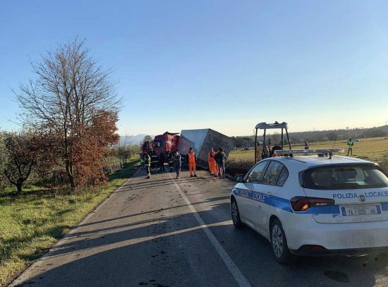 Autoarticolato si ribalta sulla Bagnorese 