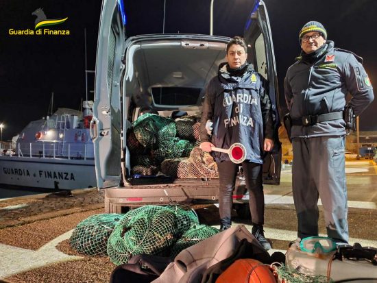 Civitavecchia - Guardia di finanza - I ricci di mare sequestrati 
