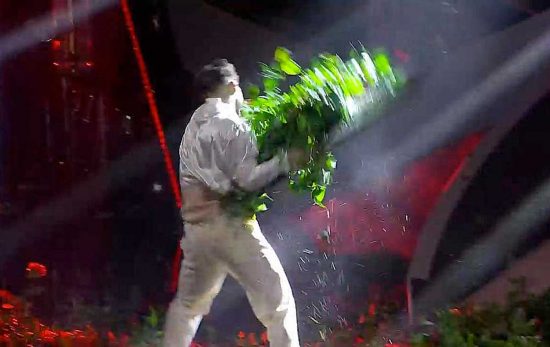 Sanremo - Blanco rompe i vasi di rose in mondovisione