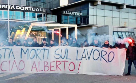 Civitavecchia - La manifestazione al porto per la morte del giovane operaio Alberto Motta