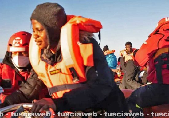 Civitavecchia - I migranti della ong Aita Mari che sta per sbarcare in porto