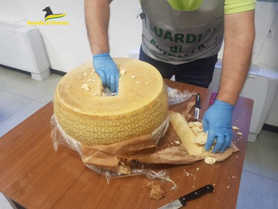 Torino - Guardia di finanza -Droga nascosta nelle forme di parmigiano
