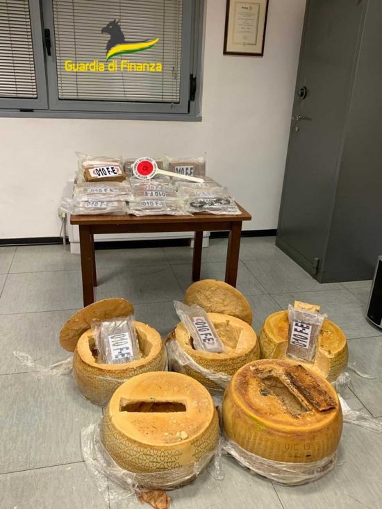 Torino - Guardia di finanza -Droga nascosta nelle forme di parmigiano