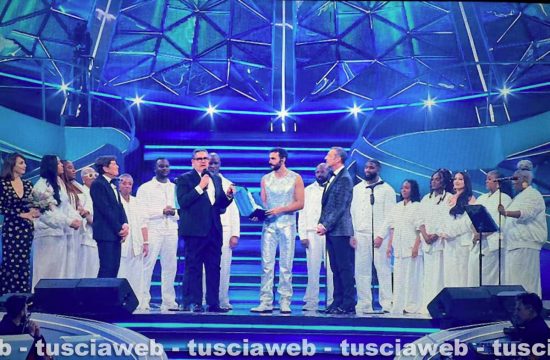 Sanremo - Marco Mengoni si aggiudica la serata cover