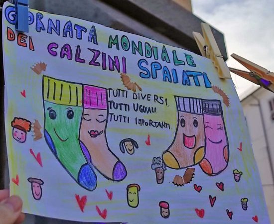 Montefiascone - La giornata dei calzini spaiati all'istituto comprensivo Anna Molinaro