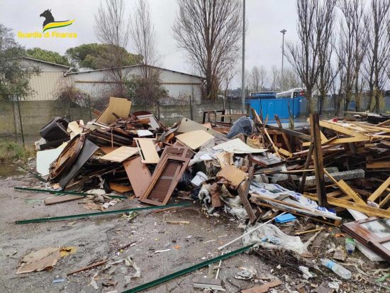 Viterbo - Guardia di finanza - Il materiale ritrovato nei due terreni