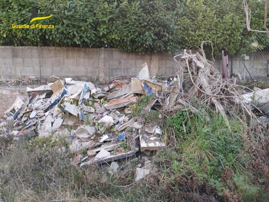 Viterbo - Guardia di finanza - Il materiale ritrovato nei due terreni