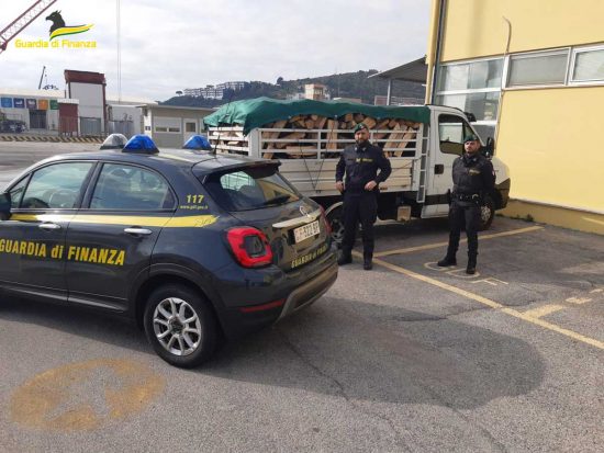 Latina - Guardia di Finanza - Il carico di legna sottoposto a sequestro