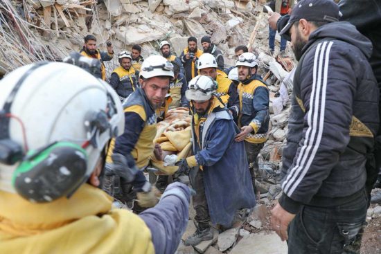 I soccorritori all'opera dopo il terremoto in Turchia - Foto Syria Civil Defence The White Helmets