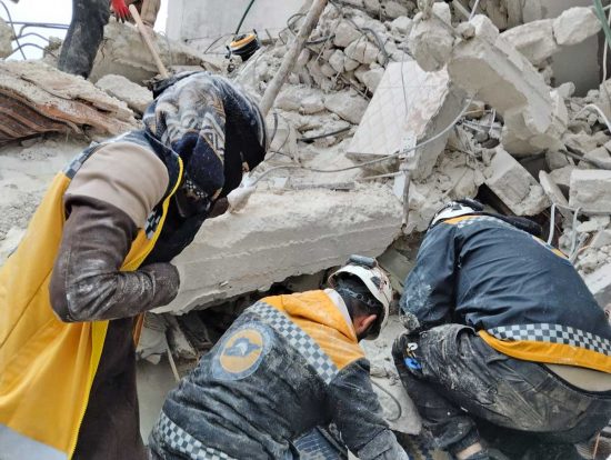 I soccorritori all'opera dopo il terremoto in Turchia - Foto Syria Civil Defence The White Helmets