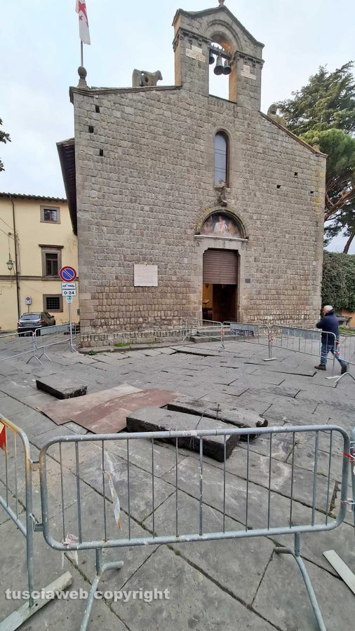 Viterbo - Piazza del Gesù - Sta sprofondando il basolato