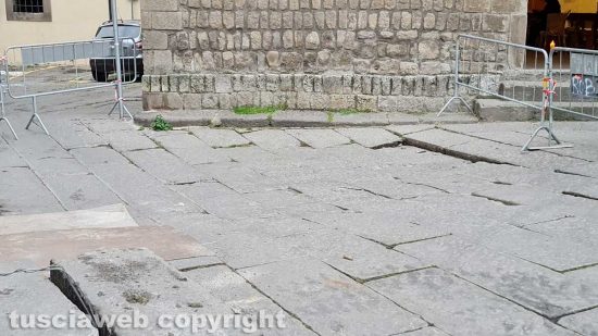 Viterbo - Piazza del Gesù - Sta sprofondando il basolato
