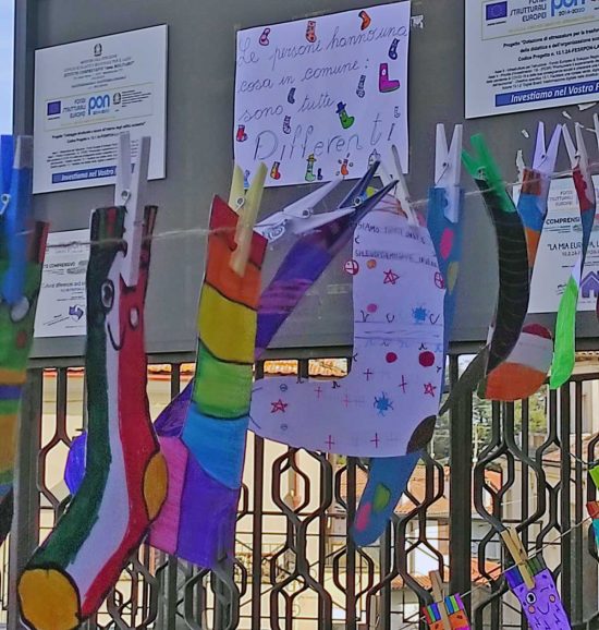 Montefiascone - La giornata dei calzini spaiati all'istituto comprensivo Anna Molinaro