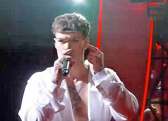 Sanremo - Blanco rompe i vasi di rose in mondovisione