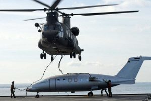 Il trasporto al gancio di un aereo da parte del CH-47