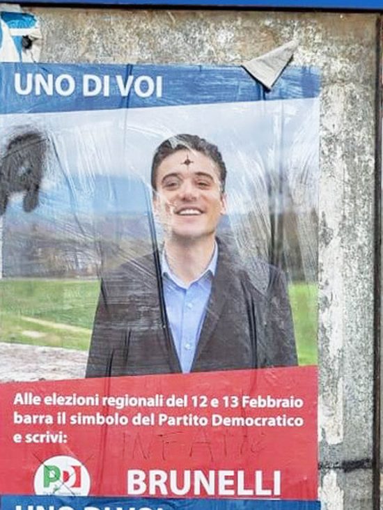 Civita Castellana - Manifesto elettorale di Simone Brunelli con un mirino sulla fronte