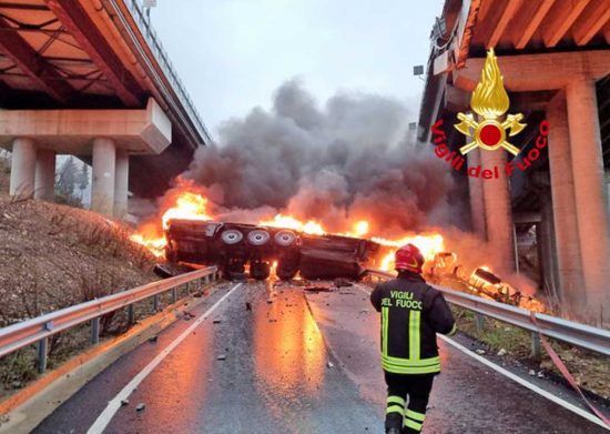Mezzo pesante in fiamme sull’A1 precipita dal viadotto