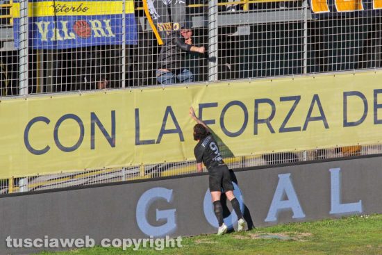 Sport - Calcio - Viterbese - Alessandro Marotta esulta insieme a un tifoso