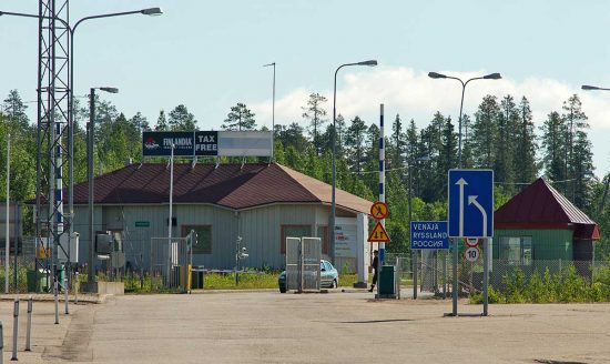 Un check point di confine tra Finlandia e Russia