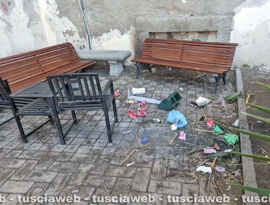 Viterbo - Giardino comunale - Rifiuti abbandonati